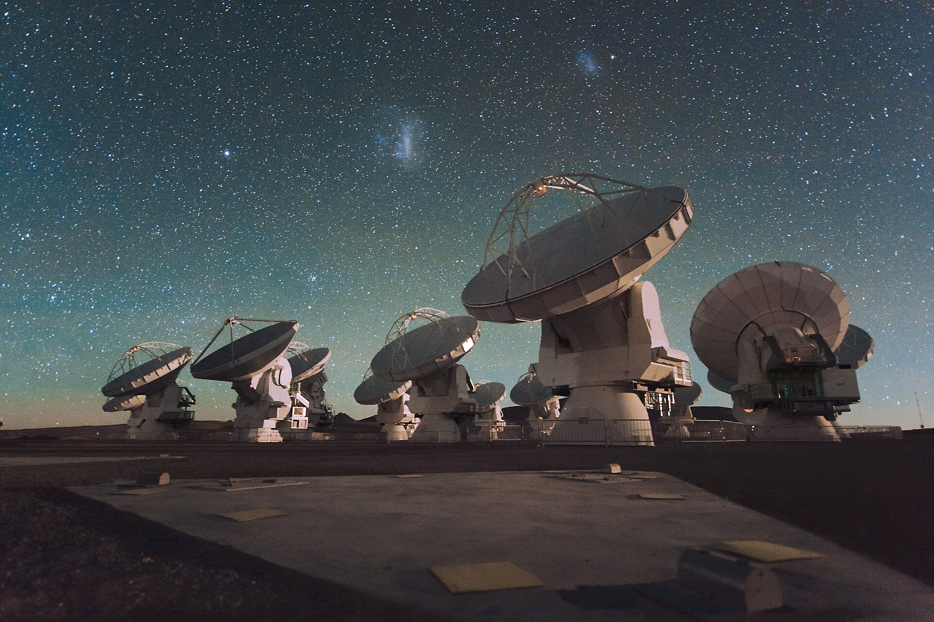 Mezinárodní spolupráce observatoří přinesla první snímky vzdálené galaxie